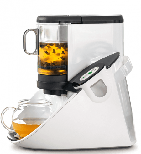Préparation du thé avec des arômes sur la machine à thé